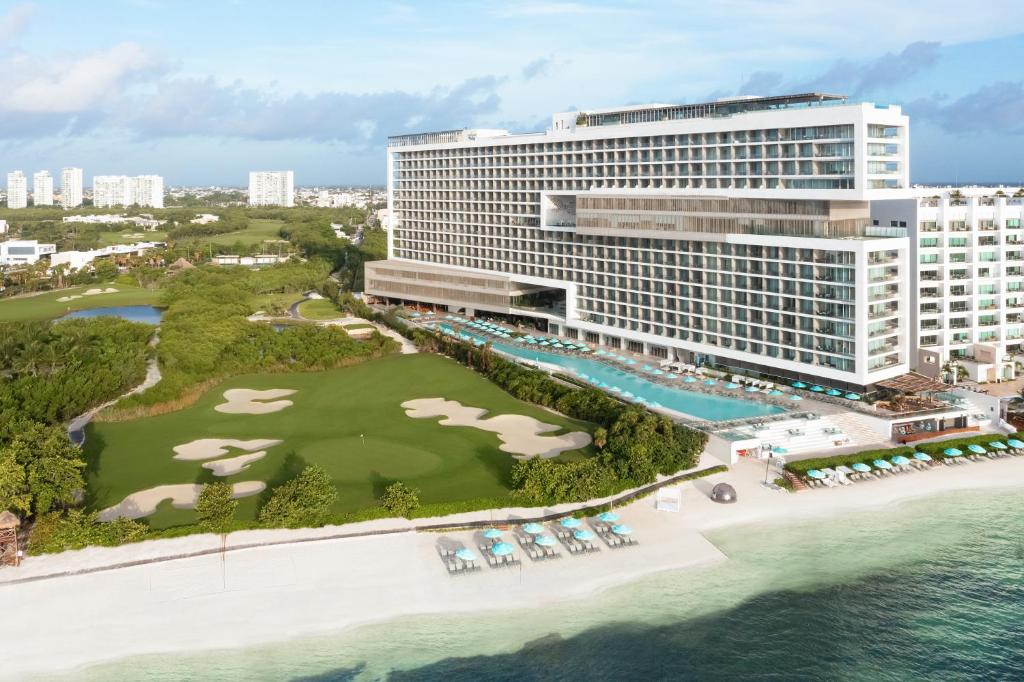 Experience Luxury at the Dreams Vista Cancun Golf & Spa Resort